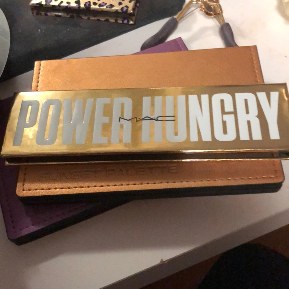 MAC Power Hungry Palette